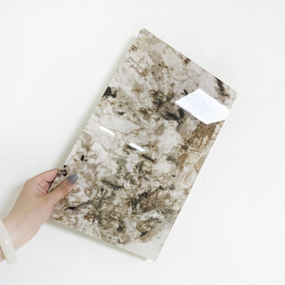 Alto bordo di bambù del carbone dei pannelli di parete del marmo del PVC dell'ANIMALE DOMESTICO di lucentezza del bagno